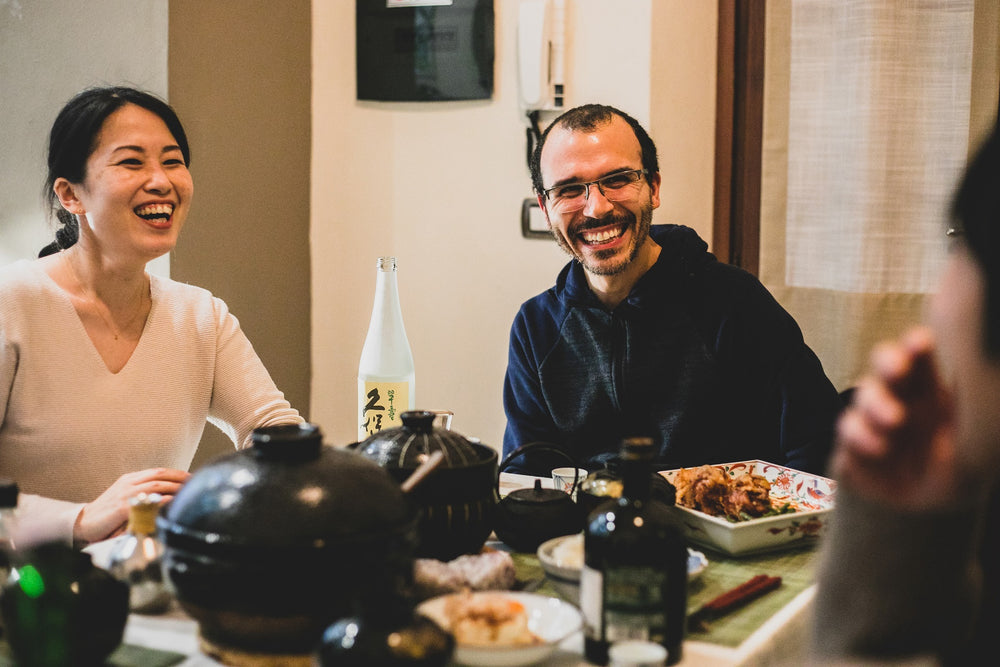 Piatti tradizionali giapponesi preparati da Minato Takayama e Megumi Takayama, Fondatori di Todoku Japan, degustati con amici