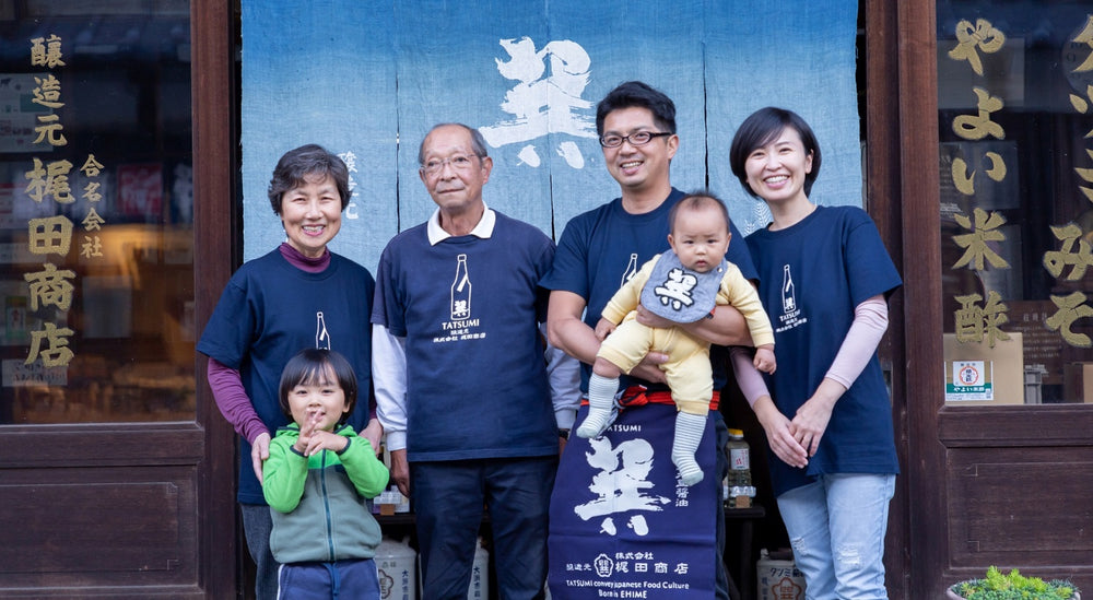 Kajita Shoten, fornitore della salsa di soia e dello shoyu di Todoku Japan, è un'azienda alimentare fondata nel 1874, caratterizzata da una forte componente artigianale, in quanto esegue tutti i suoi processi internamente. 