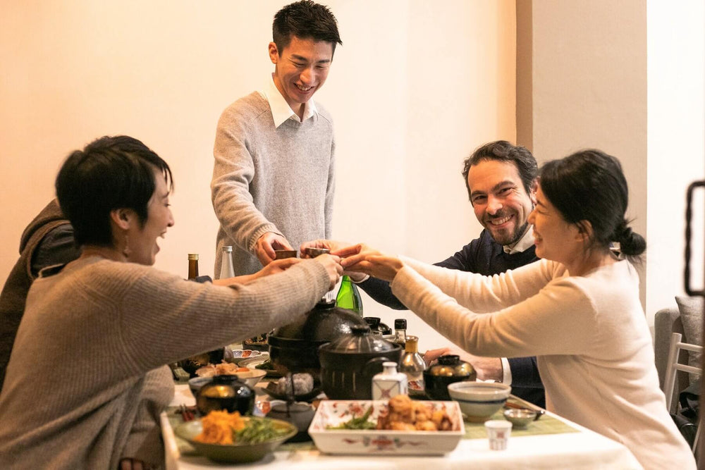 Minato Takayama e Megumi Takayama festeggiano con amici lo SHogatsu con piatti tipici tradizionali giapponesi del Capodanno giapponese
