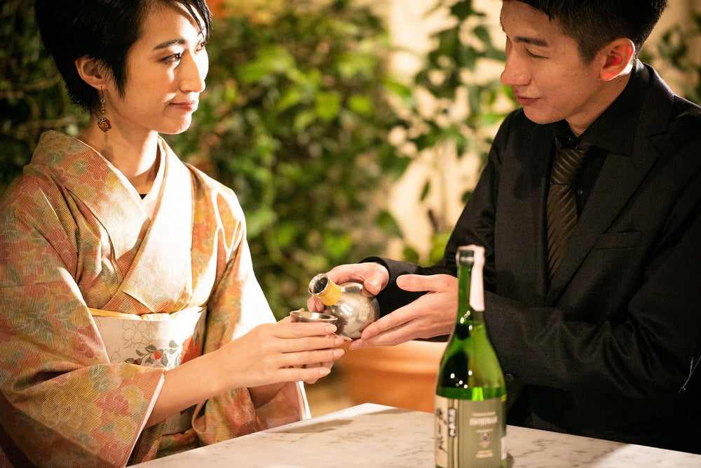 Minato Takayama e Megumi Takayama fondatori di Todoku Japan degustano sake
