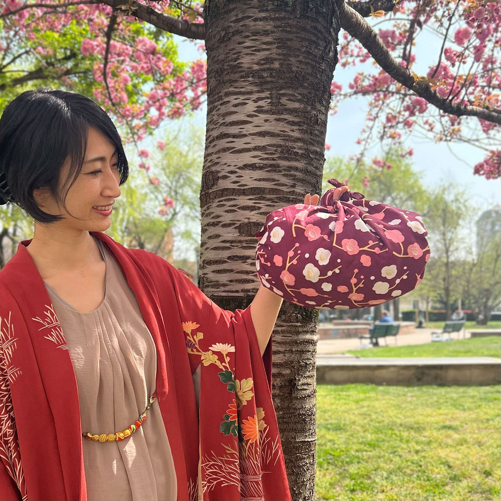 
                  
                    Furoshiki Fiori Di Prugna Ume - Miyamoto (70 x 70 cm) | Todoku Japan. Megumi con borsa Furoshiki.
                  
                