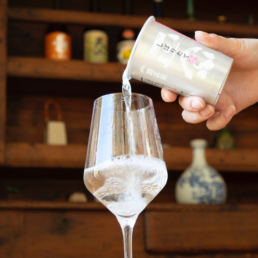 
                  
                    Shiboritate Sake Gin-Pack Neo Cup - Kikumasamune (180ml). Sake Versato nel bicchiere
                  
                