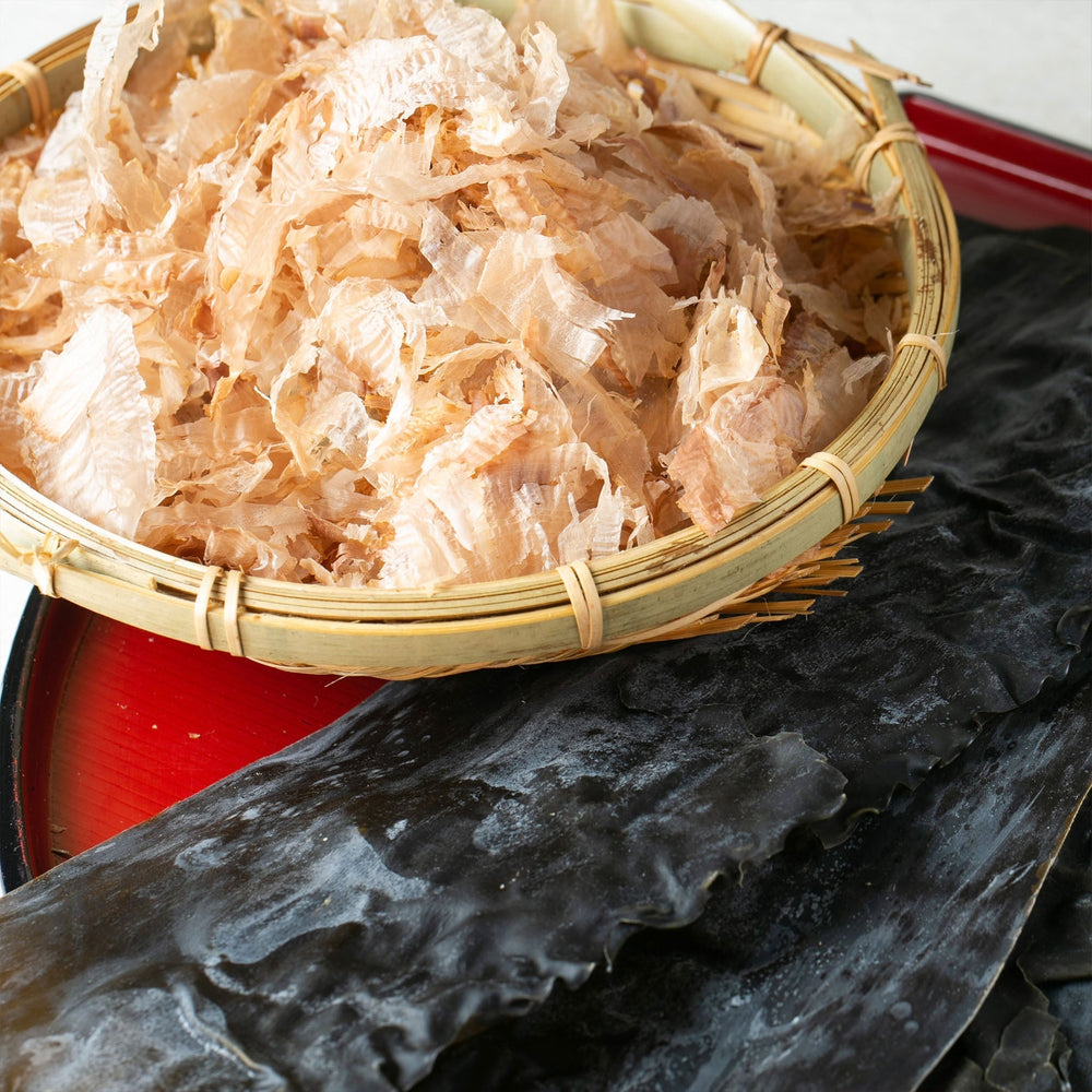 
                  
                    Brodo di Tonnetto e Alghe Kombu in Filtro (Umai Aji Dashi) - Ninben (5.5 g - 10 pz). Fiocchi di Katsuoboshi ed alghe.
                  
                