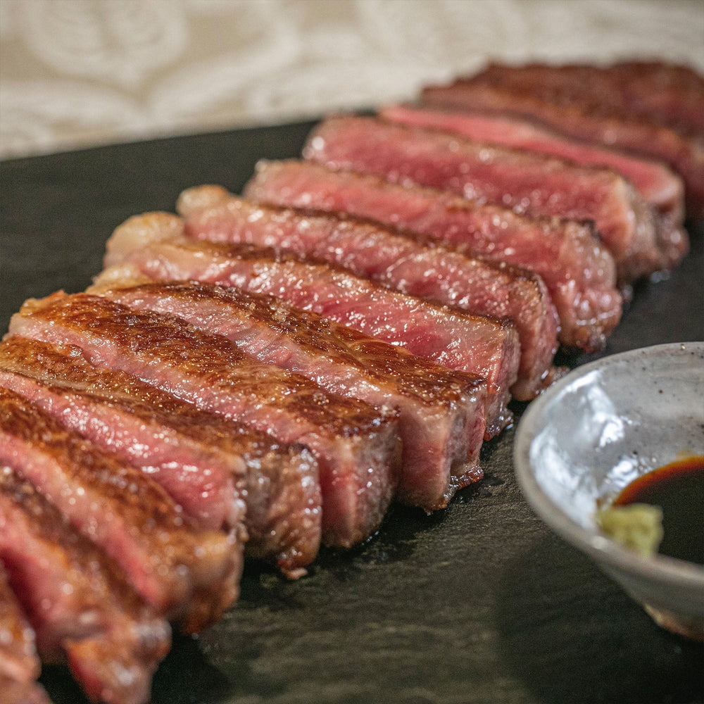 
                  
                    Controfiletto Di Wagyu Giapponese Satsuma Beef Classificazione 5 (2.3 kg) | Todoku Japan. Foto Del Controfiletto grigliato su vassoio.
                  
                