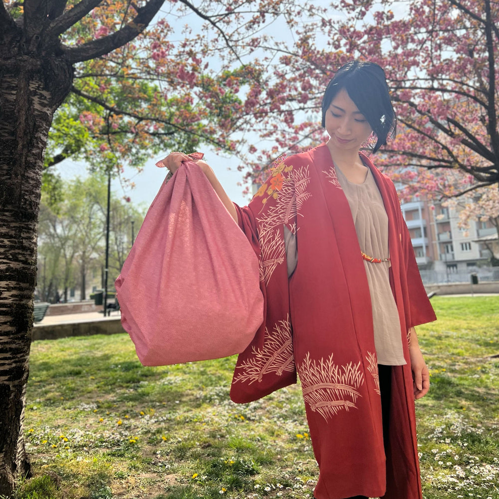 
                  
                    Furoshiki Rosso Same Komon / Verde Sakura - Maruwa (100 x 100 cm) | Todoku Japan. Megumi con Furoshiki.
                  
                