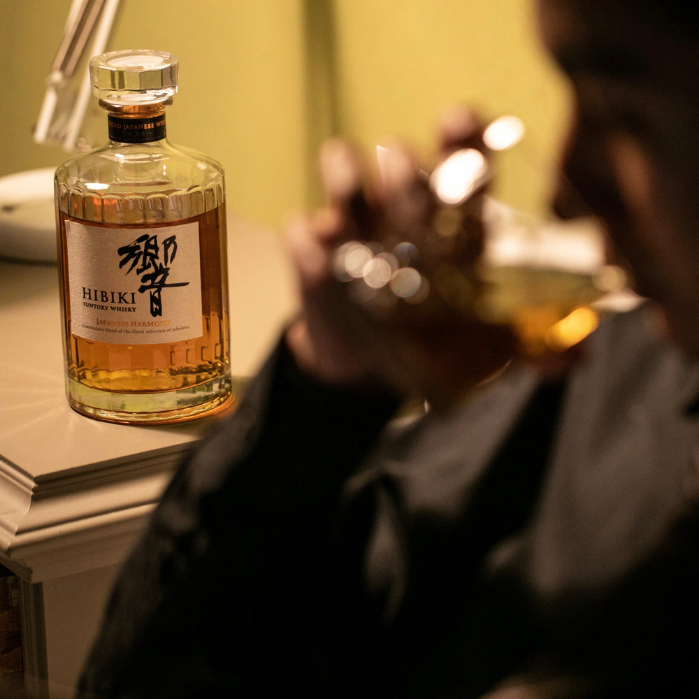 
                  
                    Hibiki Japanese Harmony - Suntory (700ml). Minato Takayama assaggia il whisky, dettagli dell'etichetta
                  
                