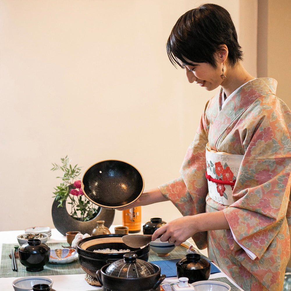 
                  
                    Riso Giapponese Yumepirika Di Hokkaido - Iris Foods (300 g) | Todoku Japan. Servito da Megumi Takayama con kimono
                  
                