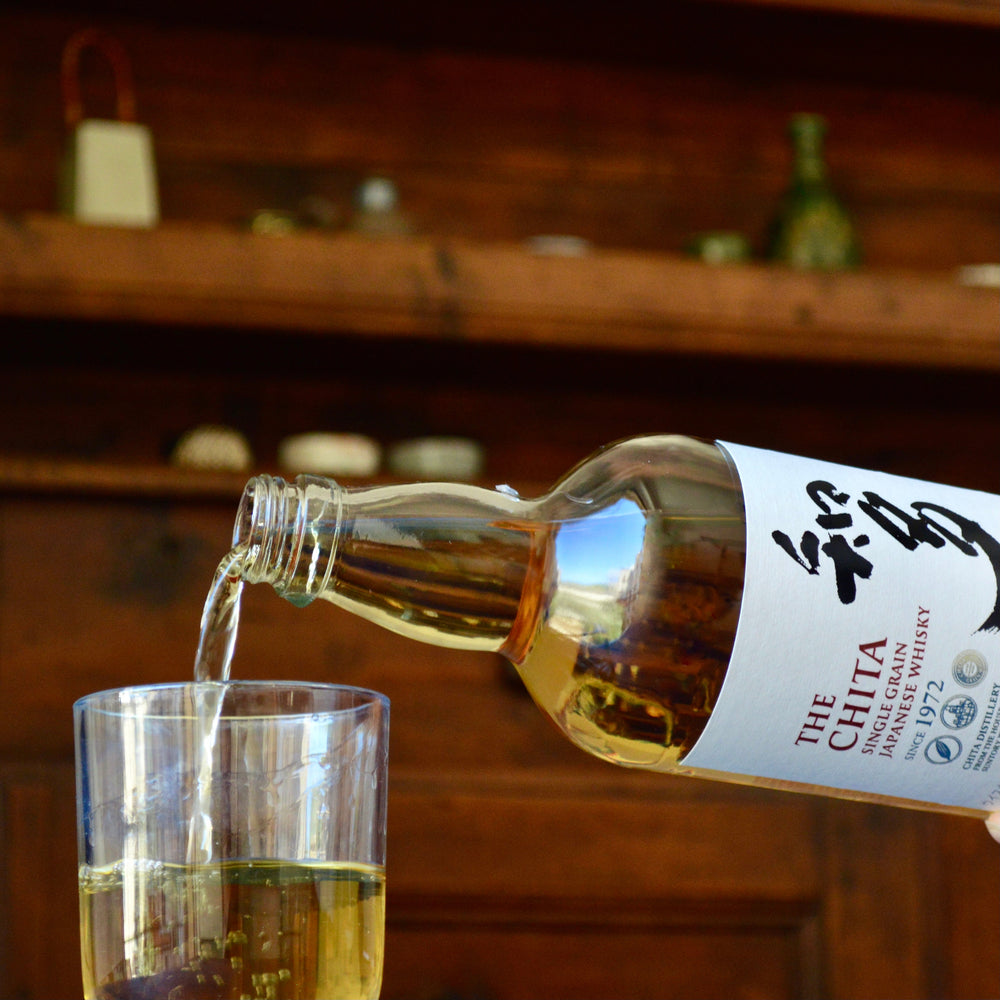 
                  
                    Chita Whisky - Suntory (700ml). Whisky versato dalla bottiglia
                  
                