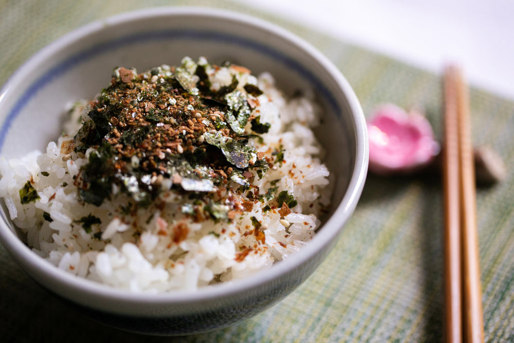 
                  
                    Otona No Furikake - Nagatanien (2.5gx5pz). Dettagli del condimento versato sul riso bianco
                  
                