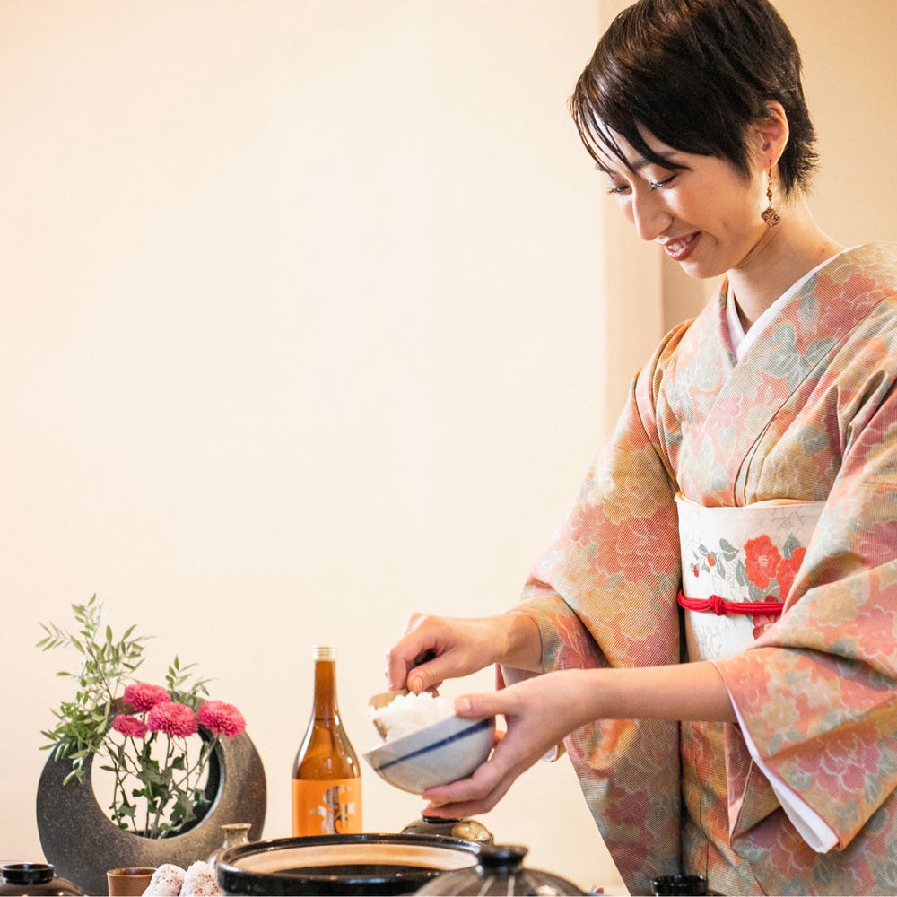 
                  
                    Riso Yume Nishiki - JFC (1Kg). Megumi Takayama serve il riso nella ciotola
                  
                
