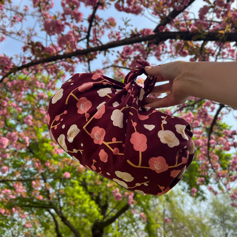 
                  
                    Furoshiki Fiori Di Prugna Ume - Miyamoto (70 x 70 cm) | Todoku Japan. Furoshiki usato come porta pranzo.
                  
                