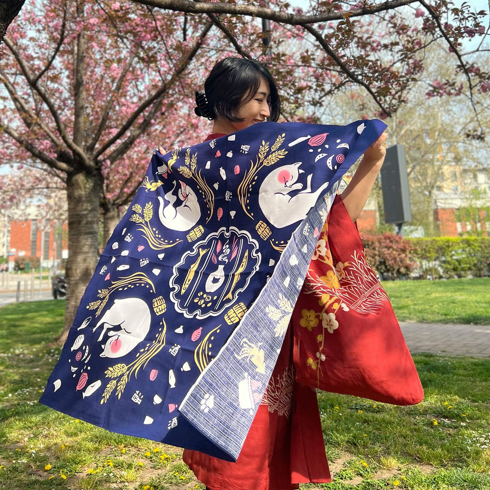 
                  
                    Furoshiki Gatto Ubriaco Con Sake - Kenema (90 x 90 cm) | Todoku Japan. Megum mostra Furoshiki.
                  
                