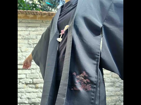 
                  
                    Carica e riproduci video nel visualizzatore galleria, Haori D’Epoca In Seta Giacca Per Kimono Nero - Todoku Japan
                  
                