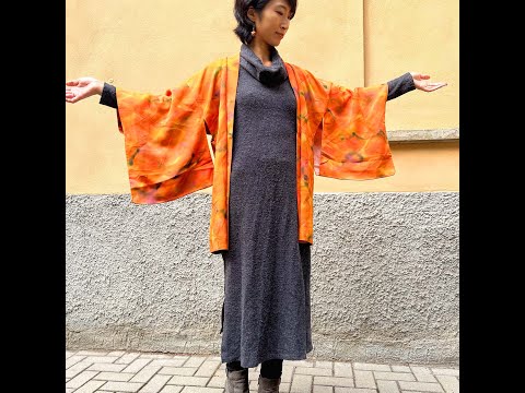 
                  
                    Carica e riproduci video nel visualizzatore galleria, Haori D’Epoca In Seta Giacca Per Kimono Arancione - Todoku Japan
                  
                