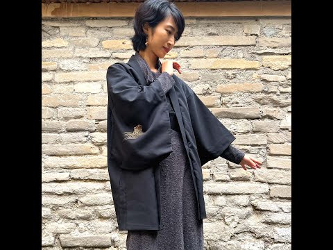 
                  
                    Carica e riproduci video nel visualizzatore galleria, Haori Giacca in Poliestere Kimono Nero - Todoku Japan
                  
                